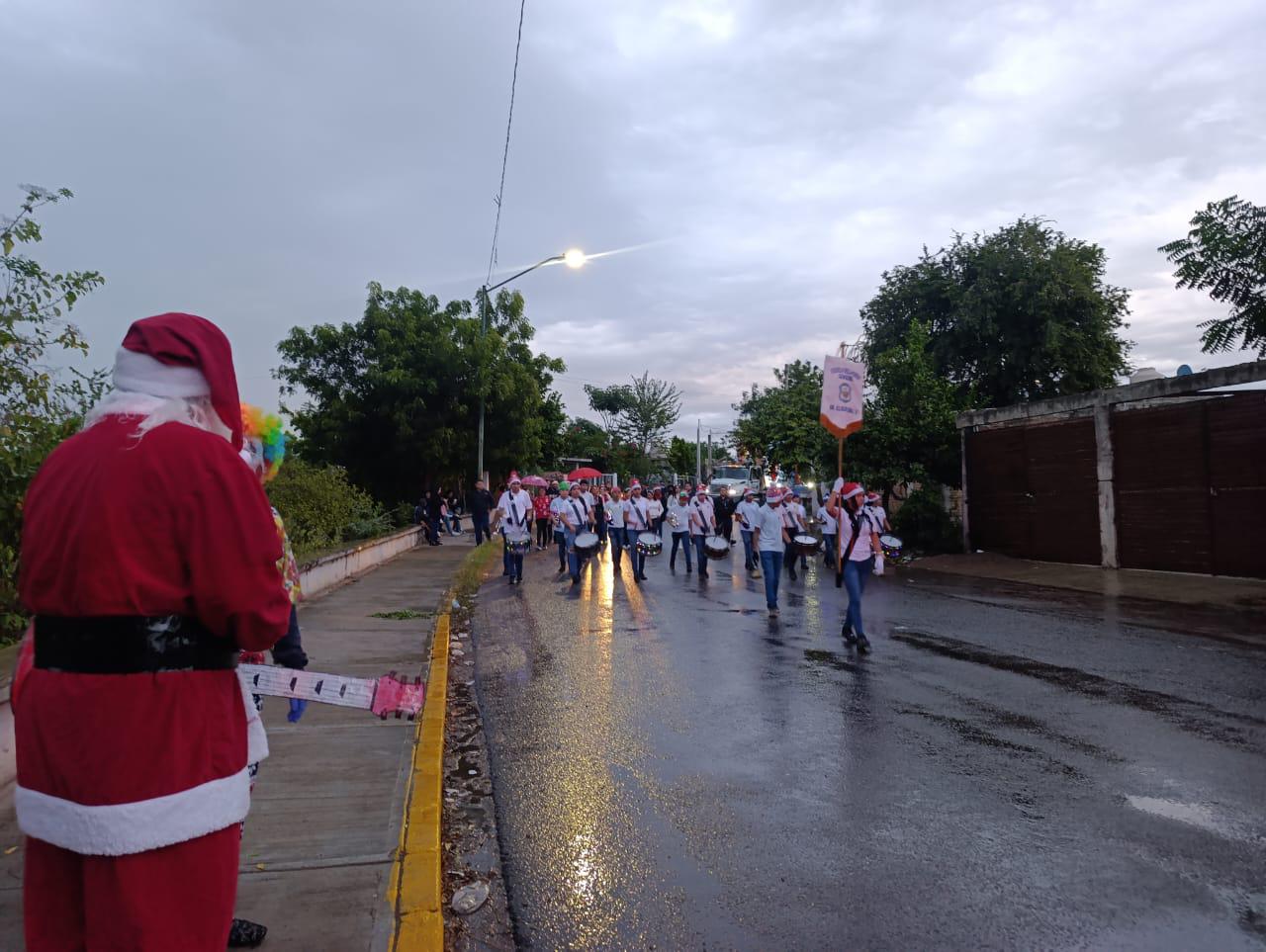 $!Bajo la lluvia, realizan desfile navideño en Escuinapa