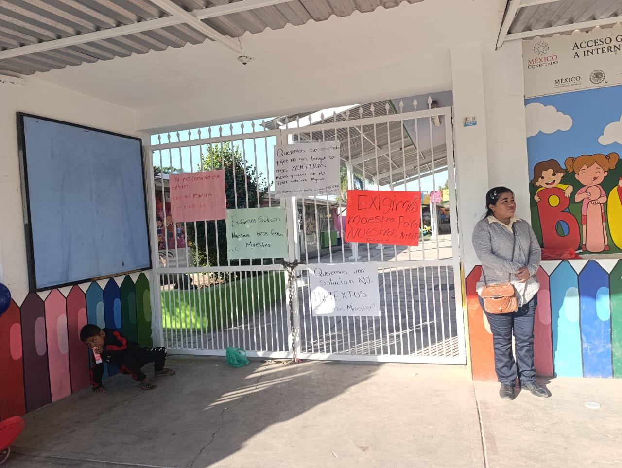 $!Madres de familia toman jardín de niños en Escuinapa en reclamo de maestra