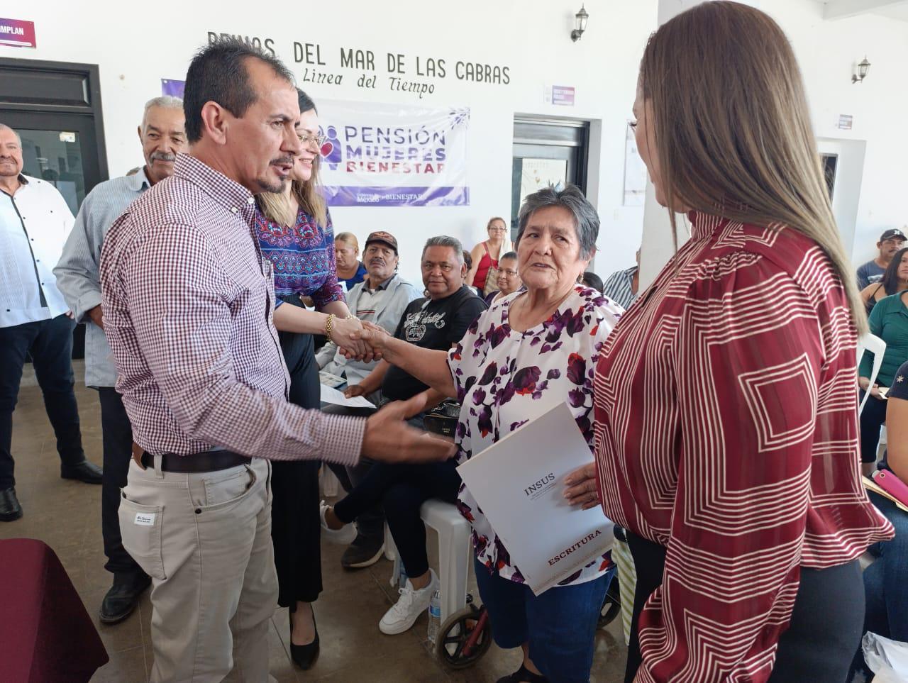 $!Doña Victoria celebra que ya cuenta con la certeza legal de su hogar en Escuinapa