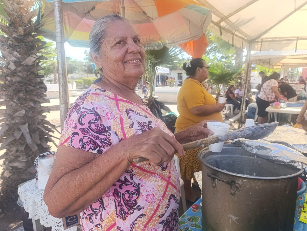 $!Yolanda ofrece ¡atole de papa!