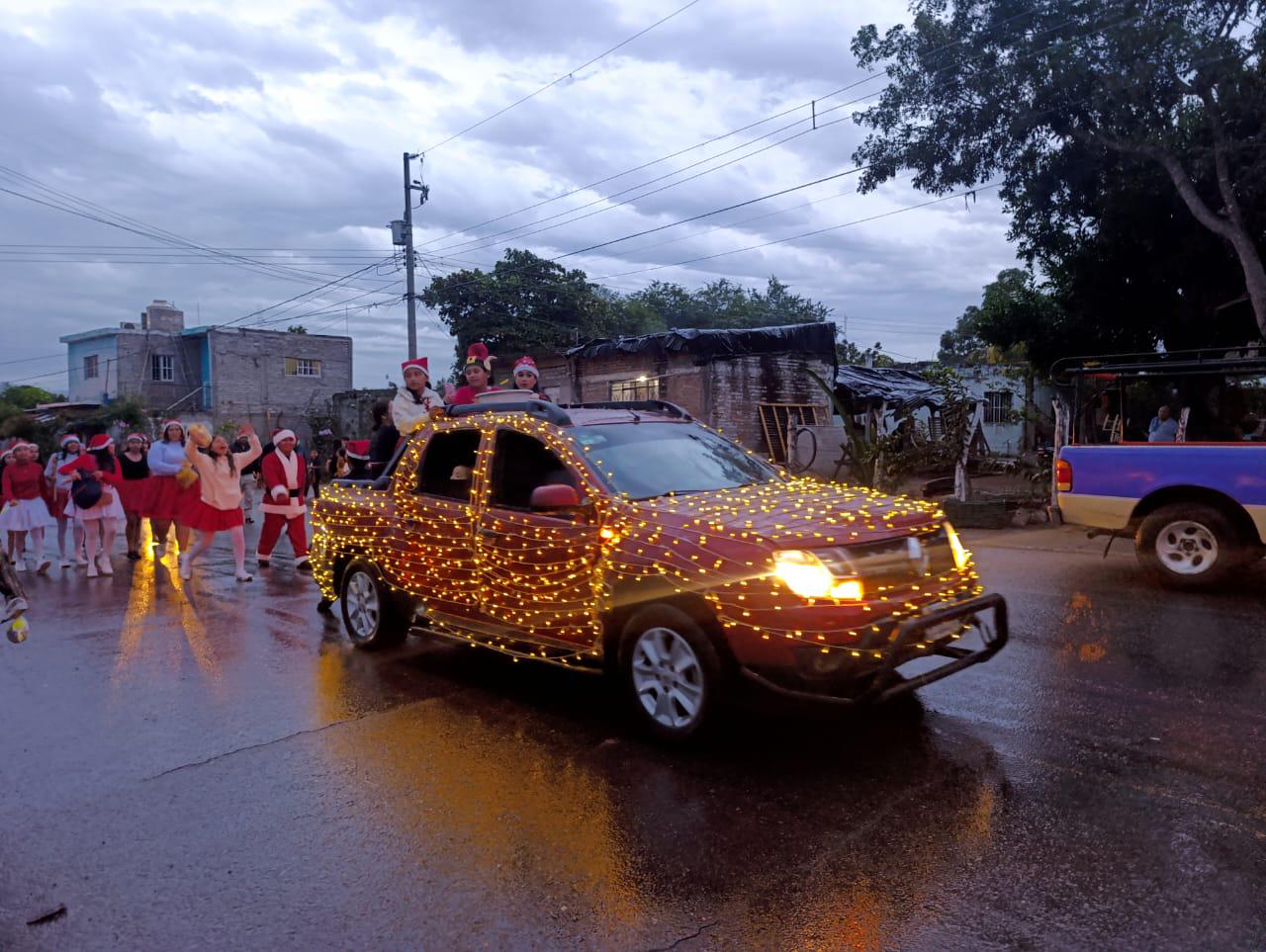 $!Bajo la lluvia, realizan desfile navideño en Escuinapa