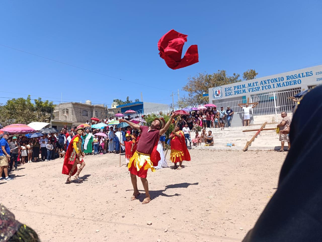 $!Con fervor recrean Viacrucis viviente en Escuinapa