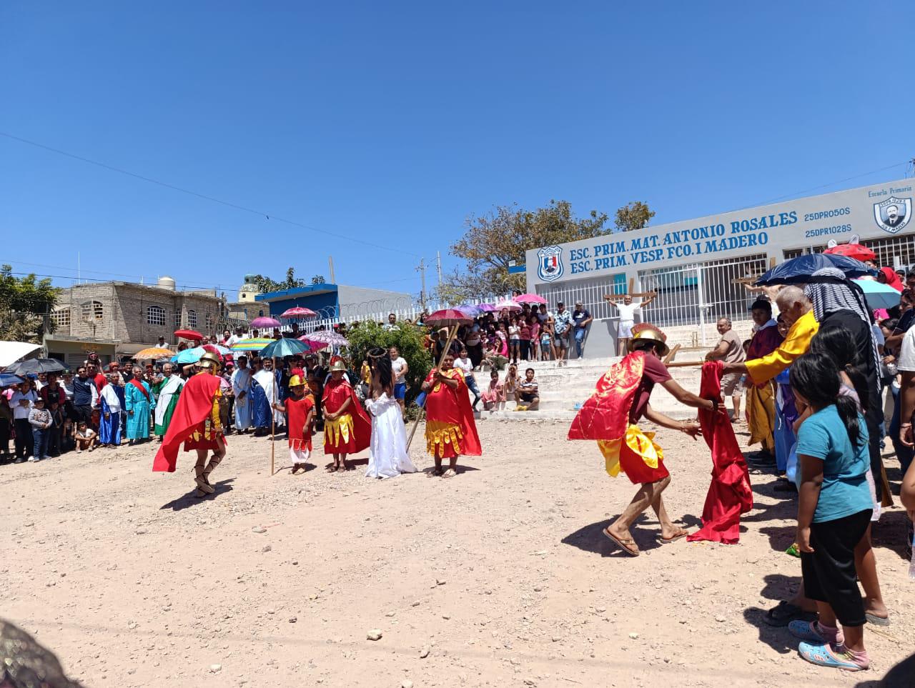 $!Con fervor recrean Viacrucis viviente en Escuinapa