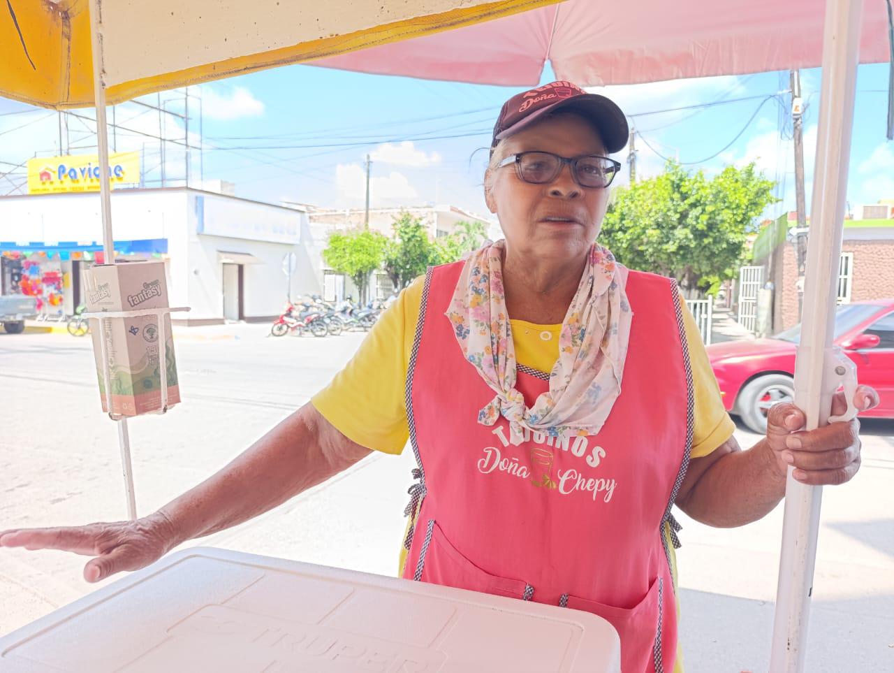 $!Desde Nayarit, ‘Doña Chepi’ llega a Escuinapa con su tejuino para sacar adelante a sus siete hijos