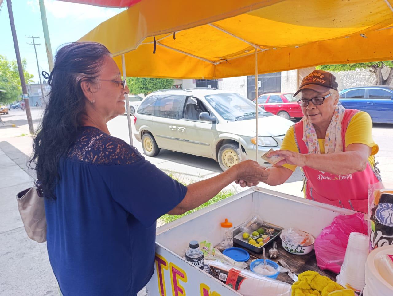 $!Desde Nayarit, ‘Doña Chepi’ llega a Escuinapa con su tejuino para sacar adelante a sus siete hijos