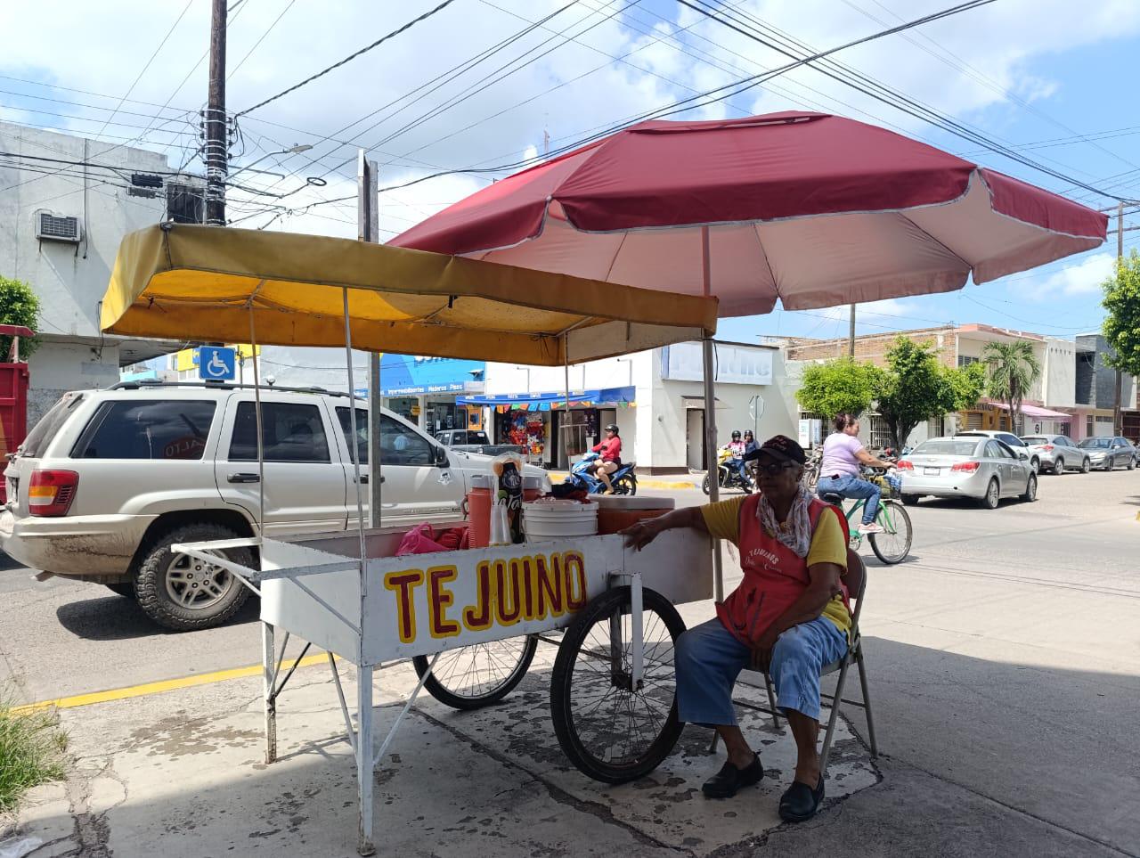 $!Desde Nayarit, ‘Doña Chepi’ llega a Escuinapa con su tejuino para sacar adelante a sus siete hijos