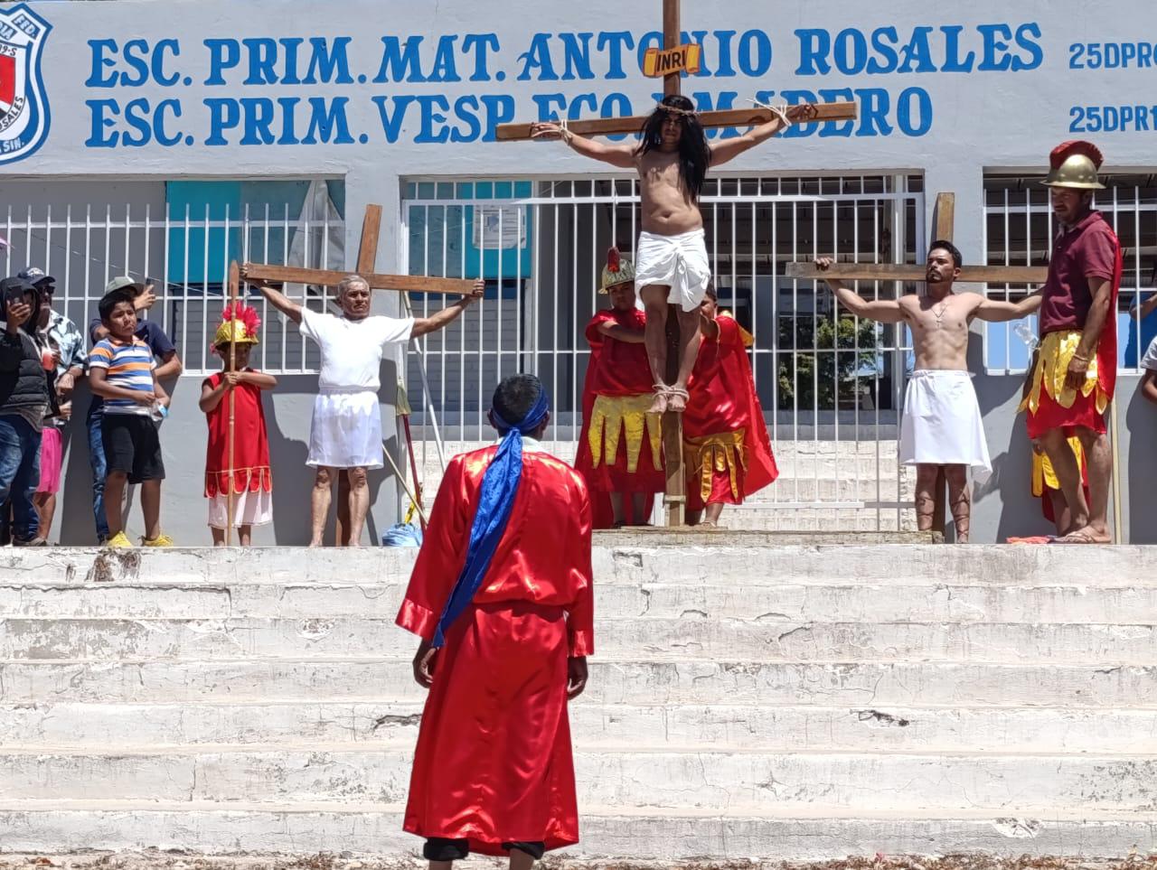 $!Con fervor recrean Viacrucis viviente en Escuinapa