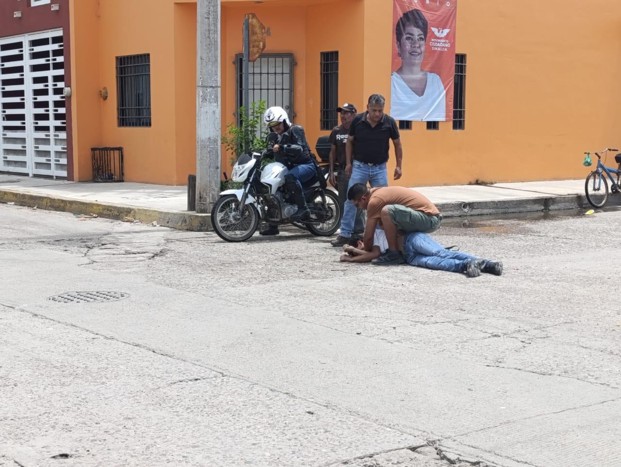 $!Choque entre moto y automóvil deja un lesionado de gravedad en Escuinapa