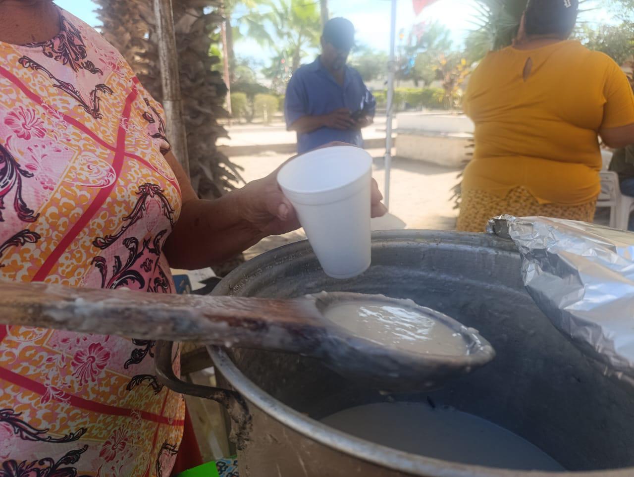 $!Yolanda ofrece ¡atole de papa!