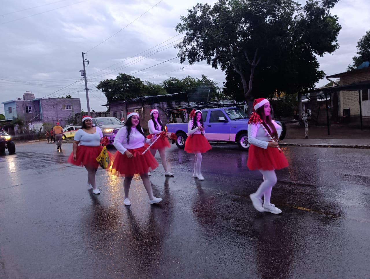 $!Bajo la lluvia, realizan desfile navideño en Escuinapa