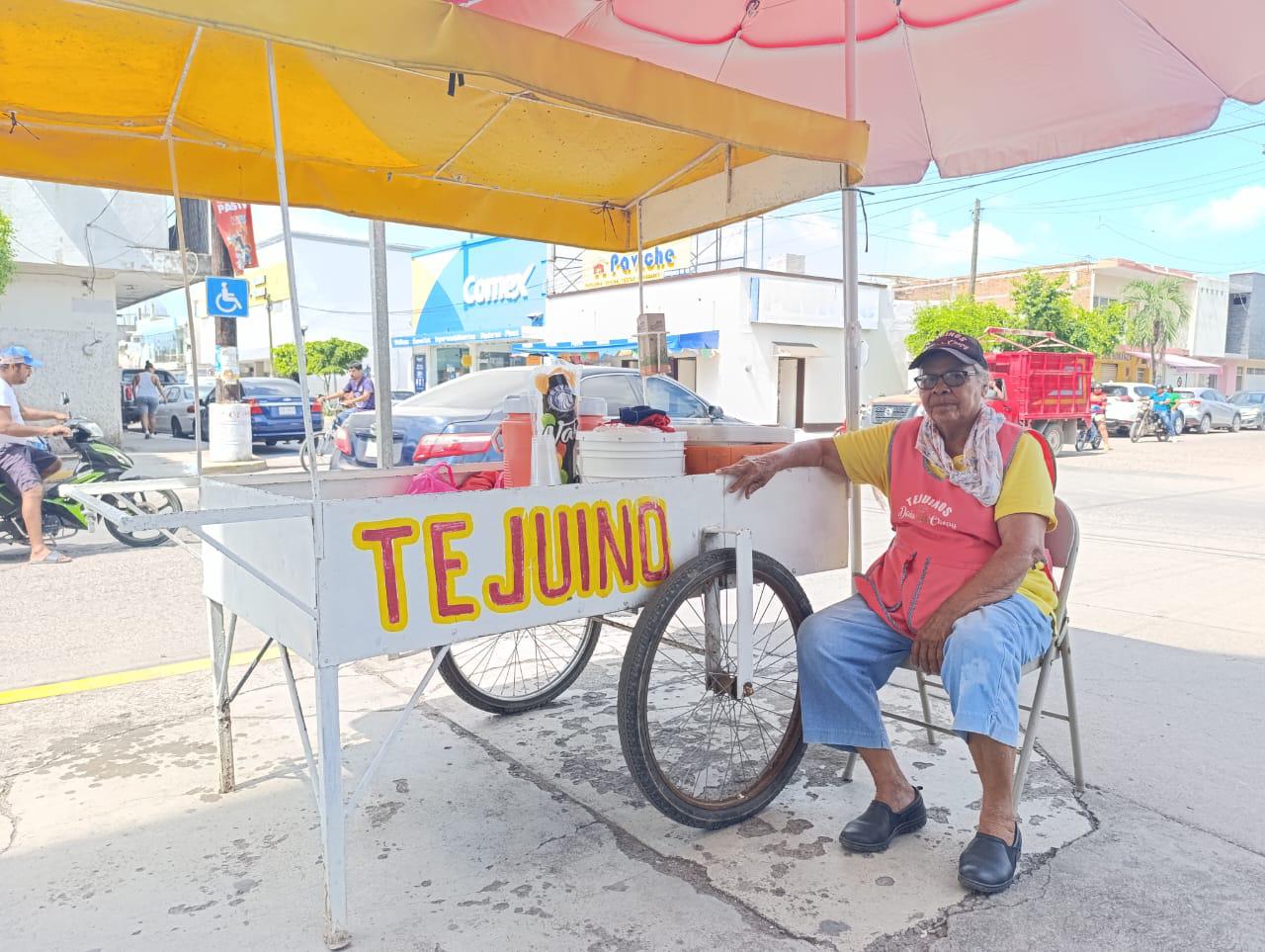 $!Desde Nayarit, ‘Doña Chepi’ llega a Escuinapa con su tejuino para sacar adelante a sus siete hijos