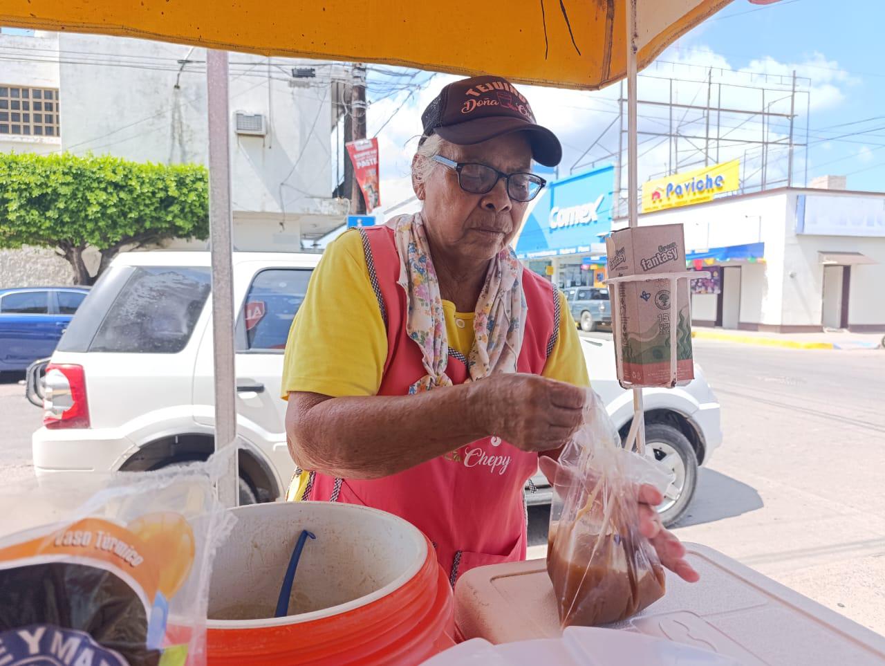 $!Desde Nayarit, ‘Doña Chepi’ llega a Escuinapa con su tejuino para sacar adelante a sus siete hijos