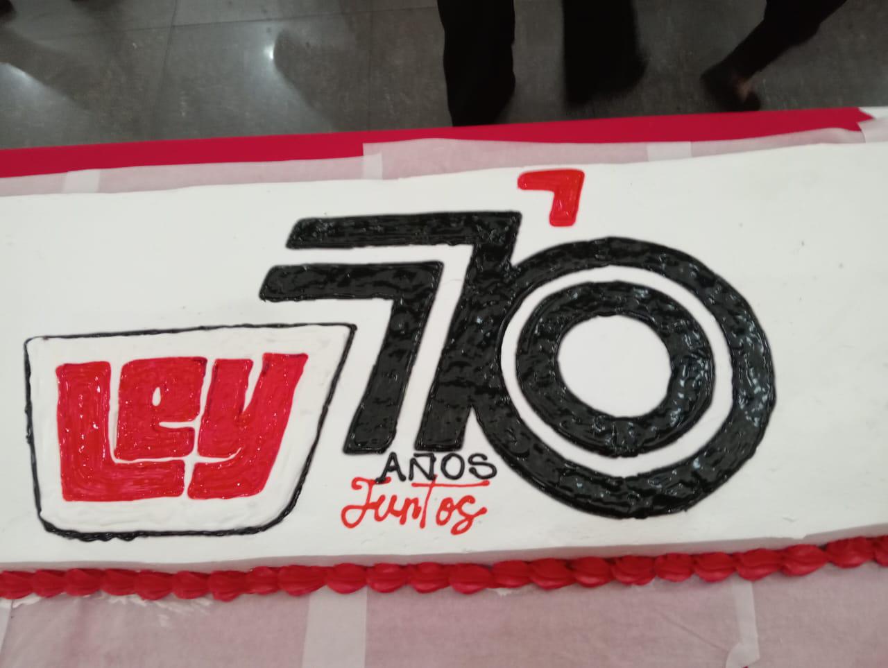 $!El logo de la empresa con el número 70 lució el pastel gigante que se repartió.