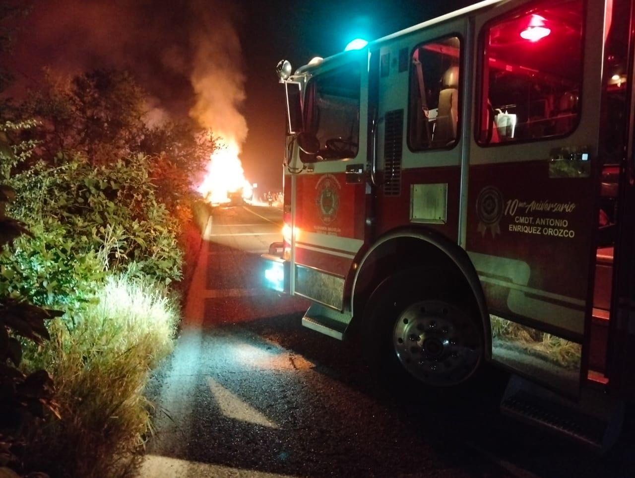 $!Se incendia tráiler que transportaba harina a la altura de Rosario