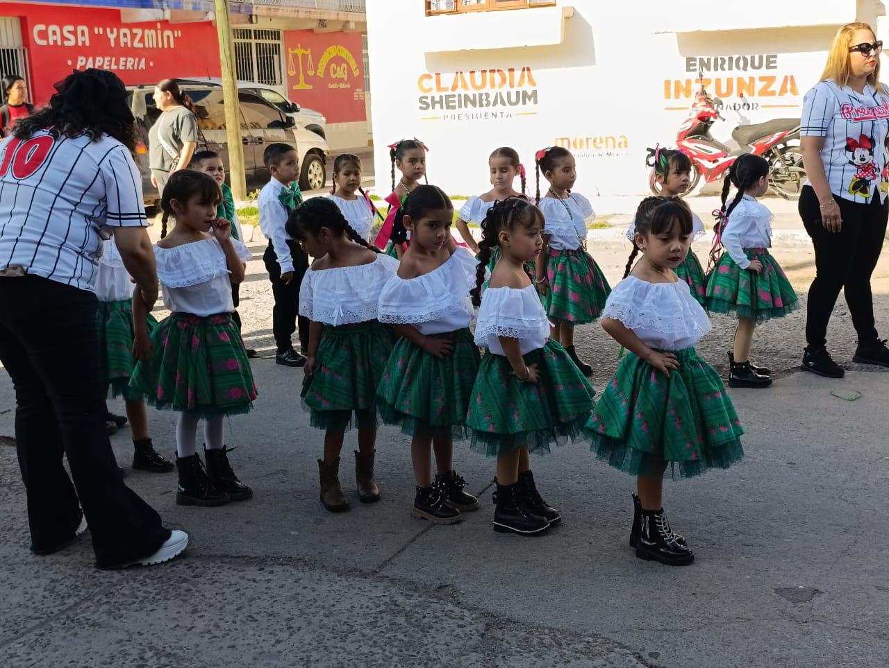 $!Planteles de preescolar de Escuinapa conmemoran con desfile la Revolución Mexicana