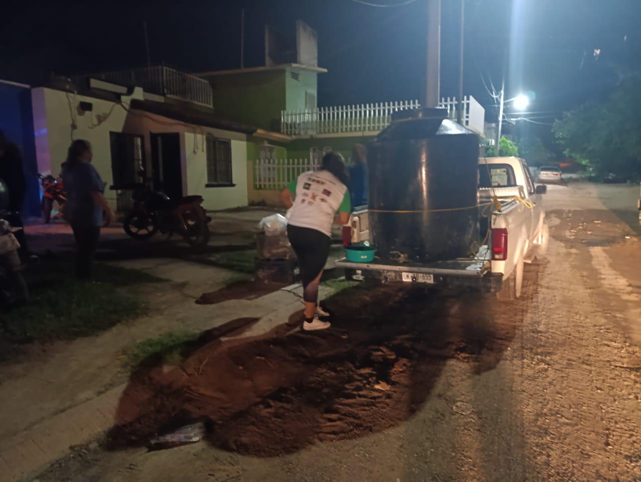 $!Por falta de agua, escuinapenses piden prestadas camionetas y tinacos para ir a comprar agua