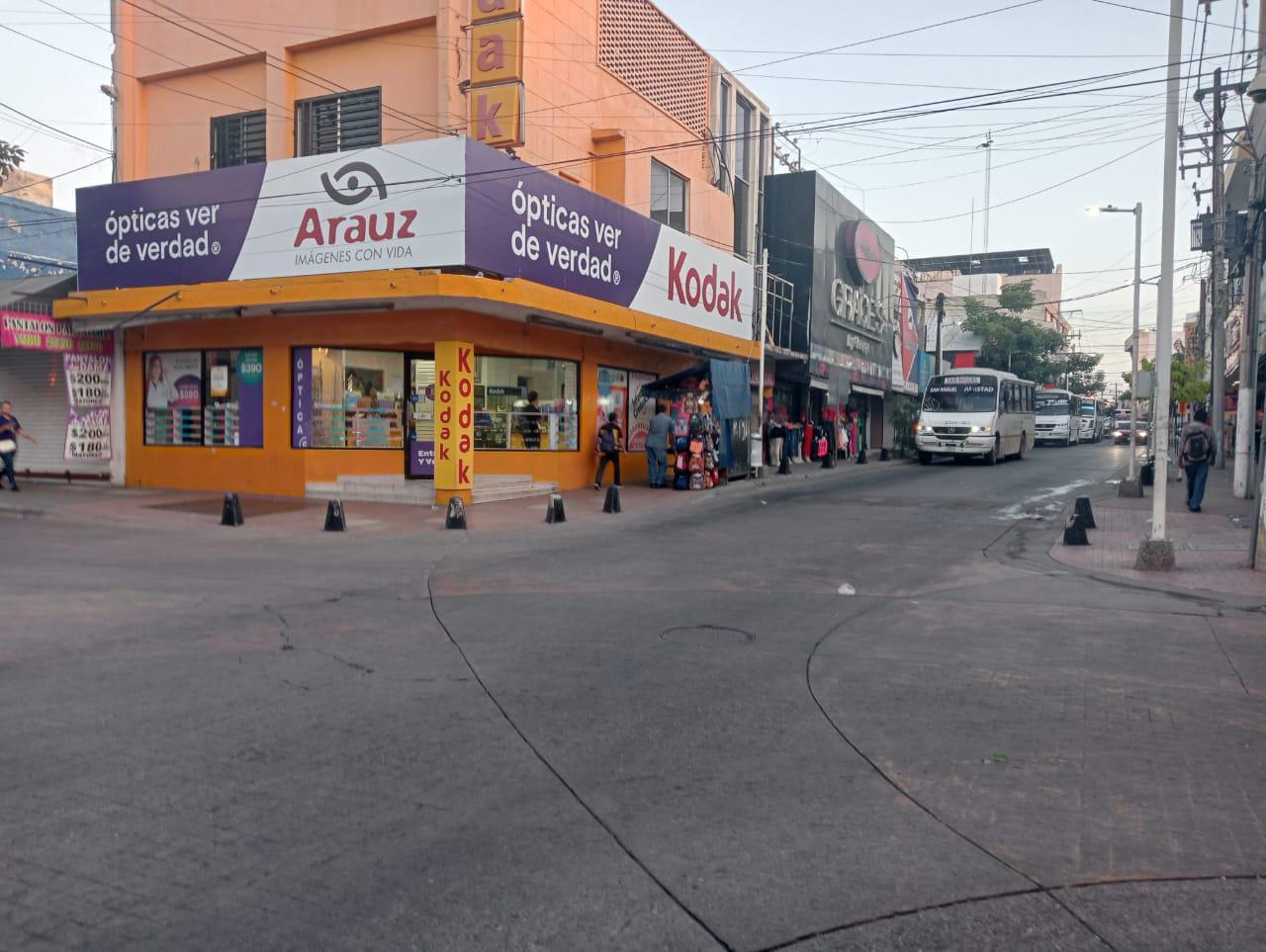 $!Apuran cierre de locales en centro de Culiacán tras balacera en Tres Ríos