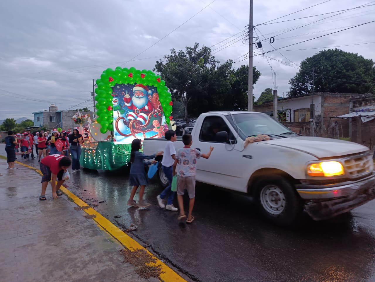 $!Bajo la lluvia, realizan desfile navideño en Escuinapa