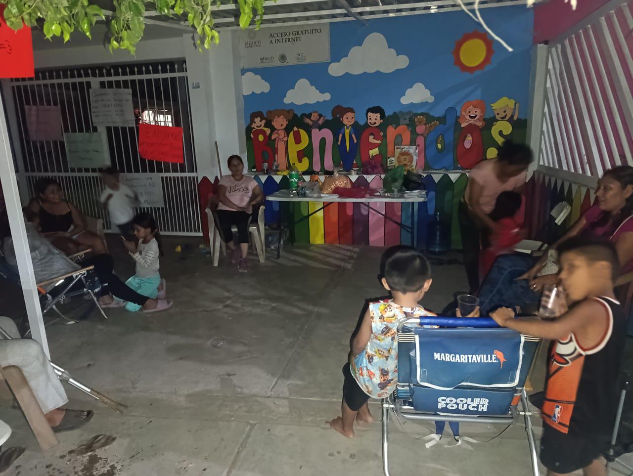 $!Padres de familia en Escuinapa realizan plantón para exigir maestra en jardín de niños