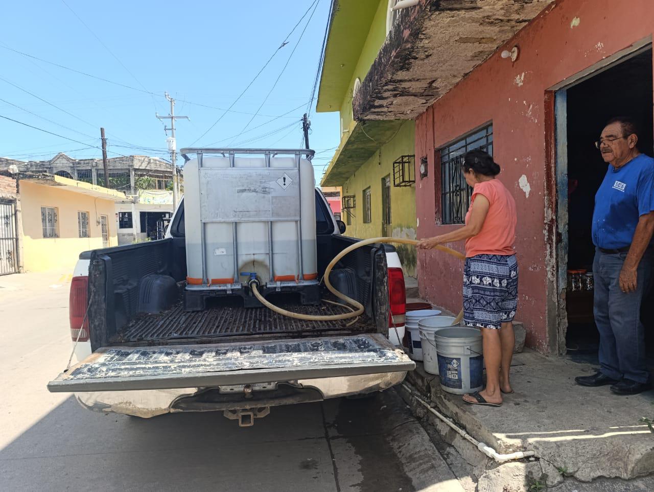 $!Continúa desabasto de agua en Escuinapa; usuarios pagan hasta $600 por pipa