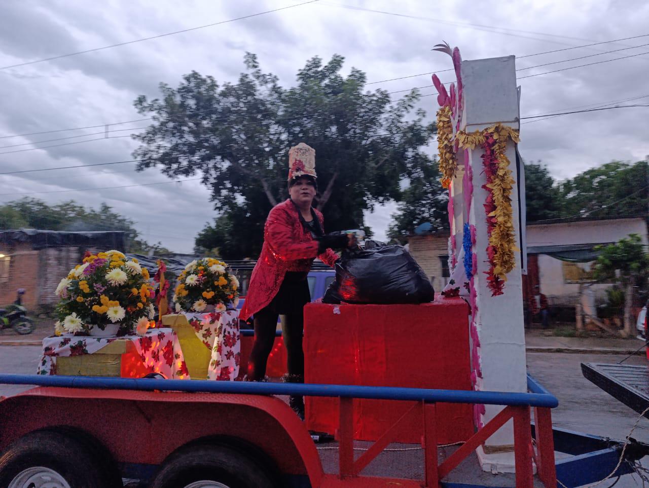 $!Bajo la lluvia, realizan desfile navideño en Escuinapa