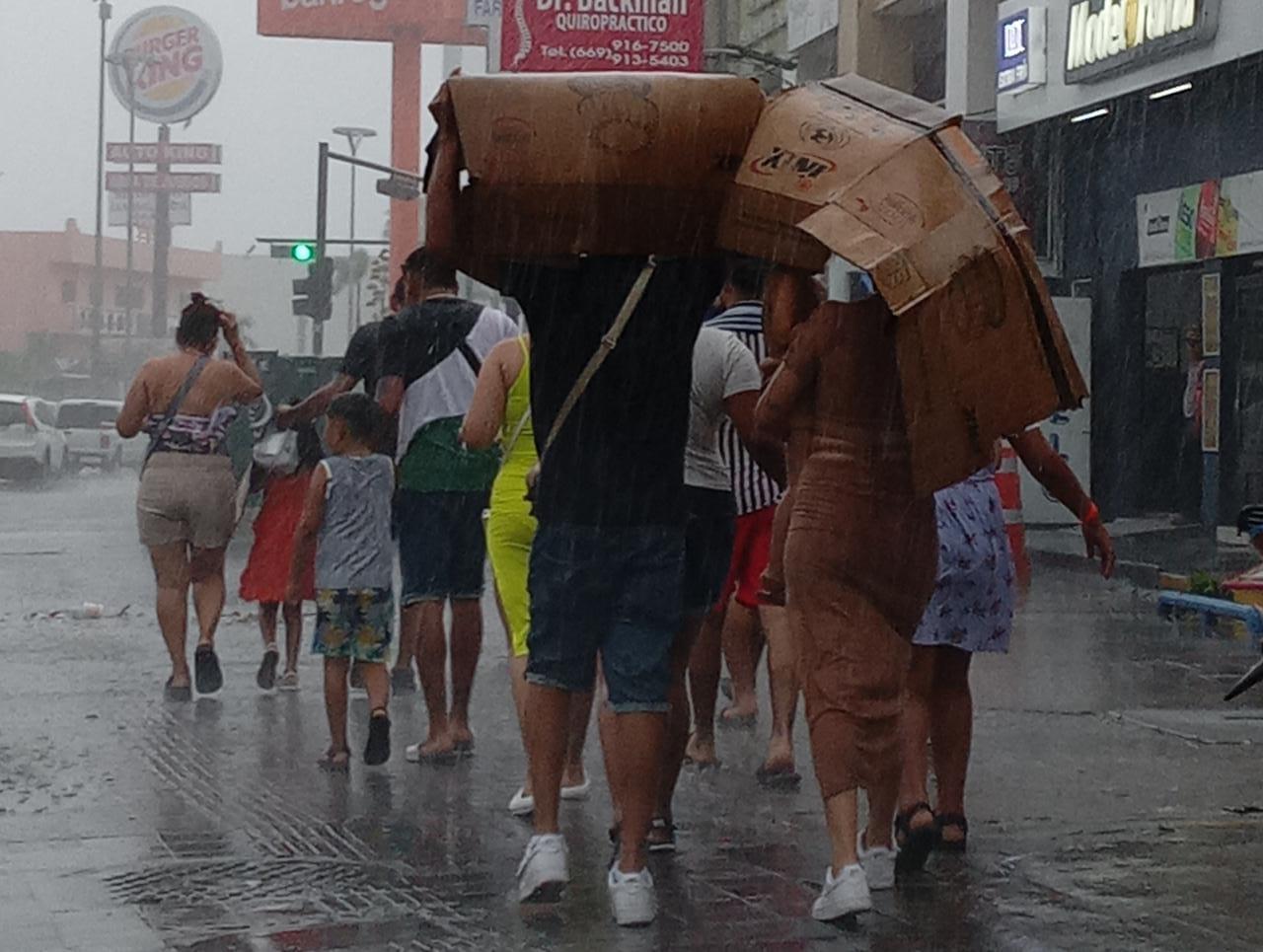 $!Caen intensas lluvias en Mazatlán y ponen en alerta a vecinos de zonas bajas