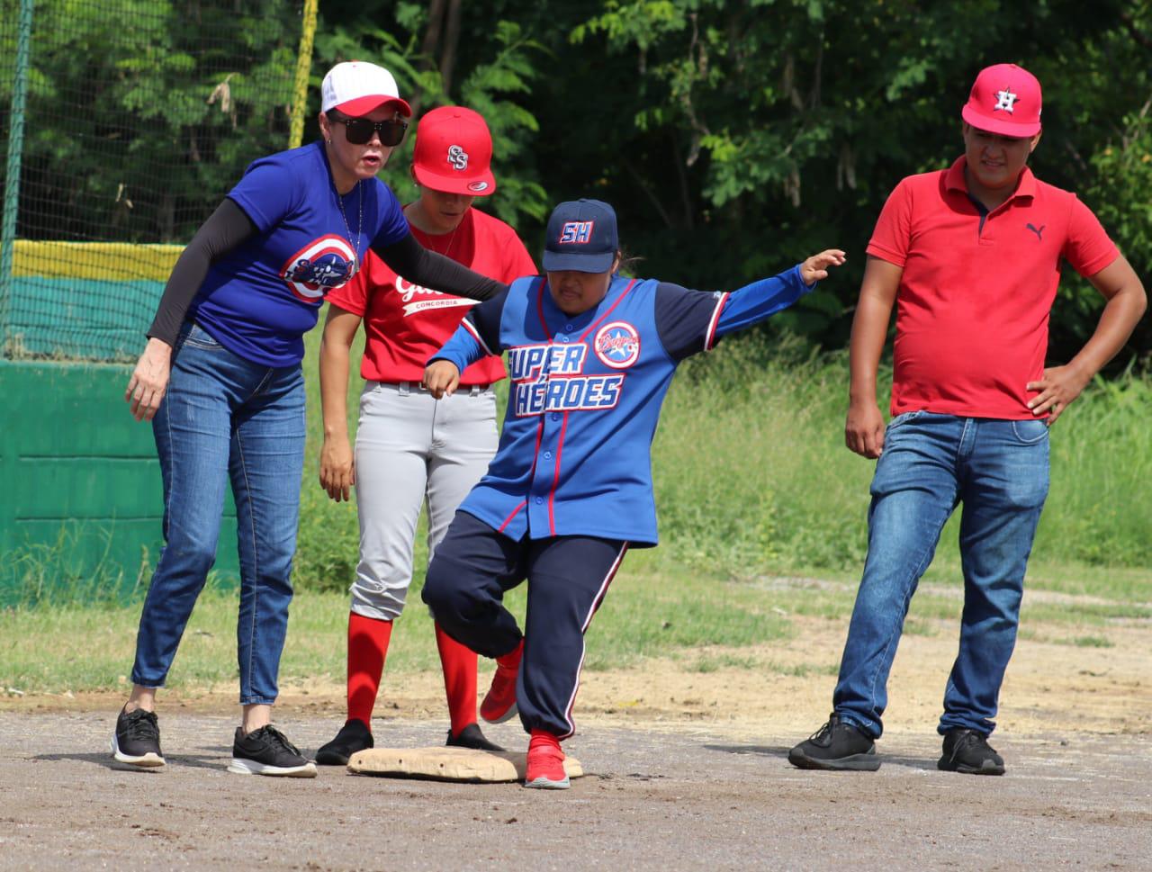 $!Super Héroes juegan al beisbol sin límites