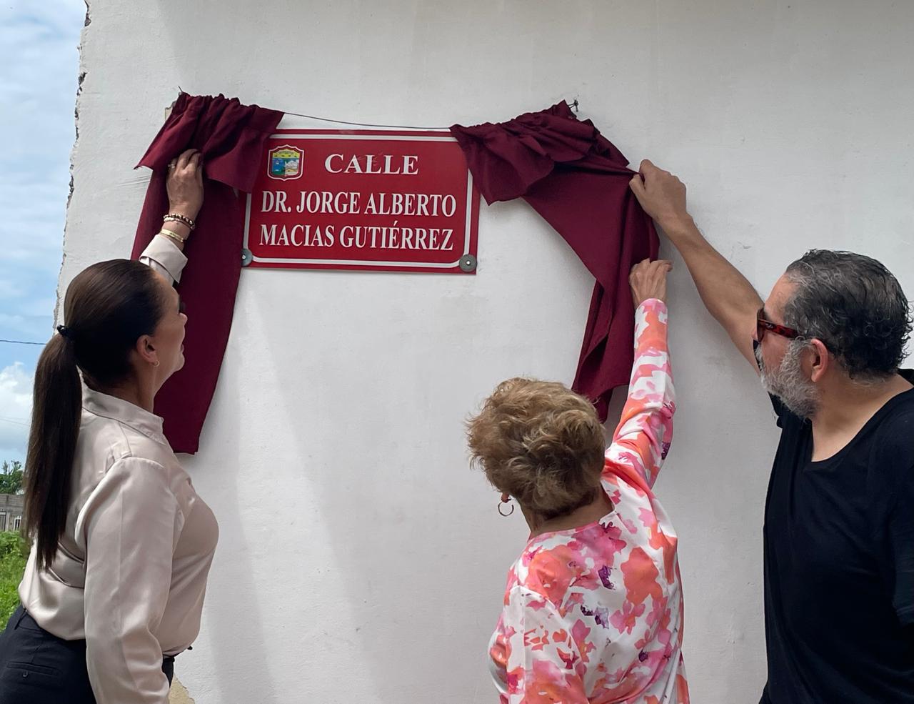 $!El Doctor Jorge Alberto Macías Gutiérrez ya tiene una calle con su nombre en Escuinapa