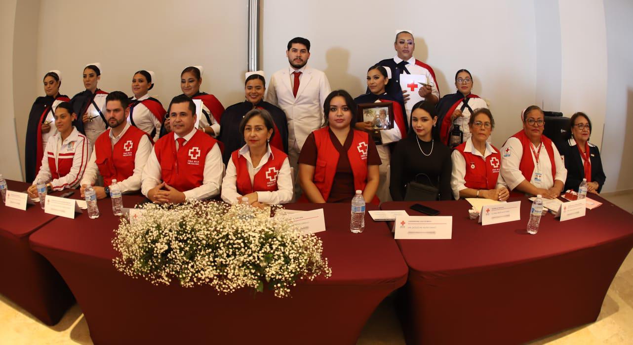 $!Los graduados entre las autoridades de Cruz Roja Mazatlán.