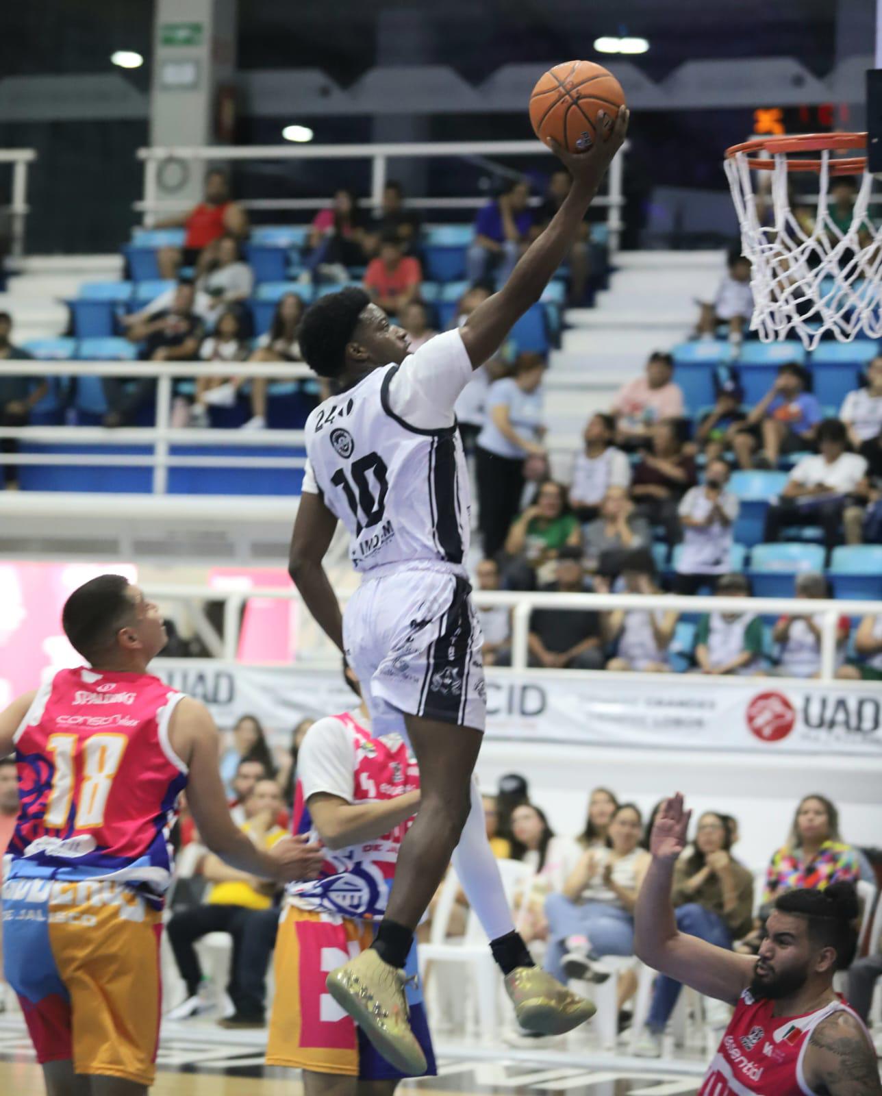 $!Piratas Basketball rompe la mala racha y encuentra la primera victoria de la temporada en casa