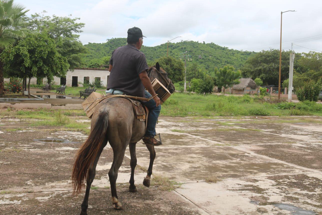 $!Entregan despensas a familias de pescadores en comunidades de Escuinapa