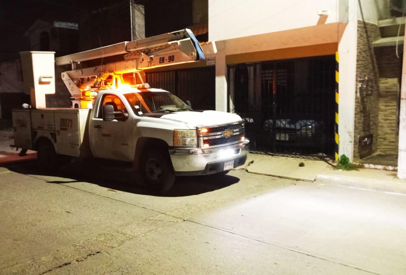 $!Realiza CFE corte de energía en una vivienda de Jacarandas, en Mazatlán, por reconectarse ilegamente; hay un detenido