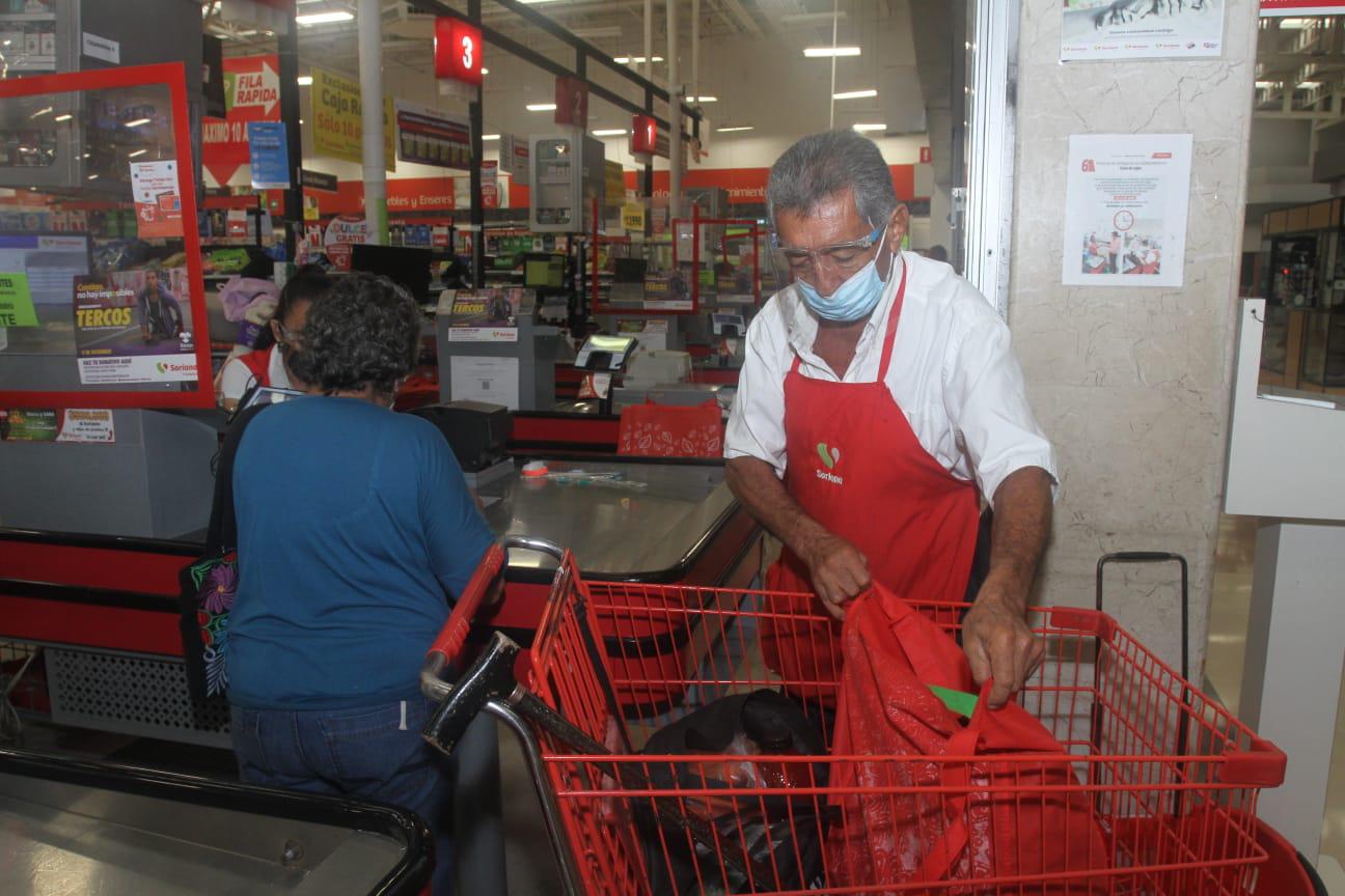 $!Poco a poco, adultos mayores regresan a trabajar como paqueteros en Mazatlán