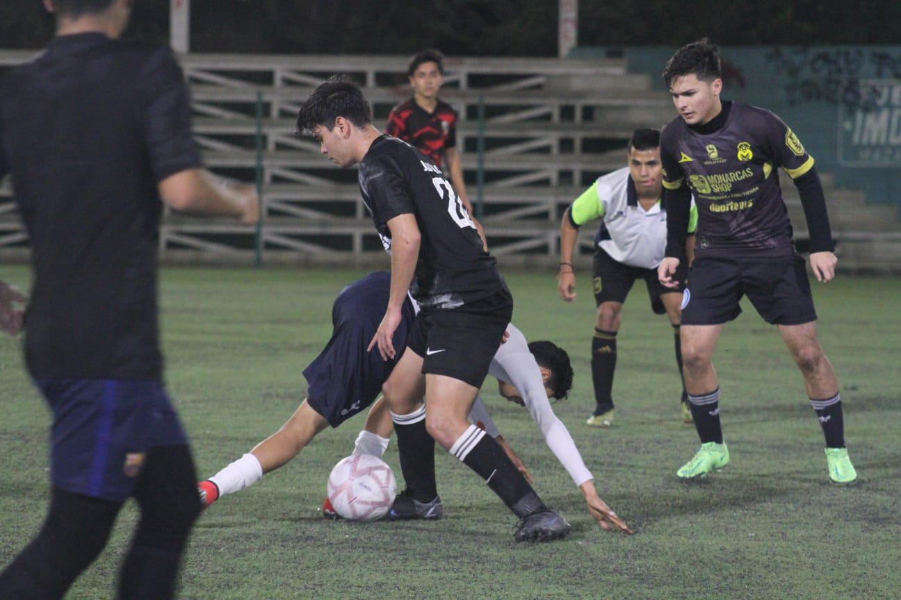 $!Canizález FC somete a Academia Toros Mazatlán en la Liga Juvenil C