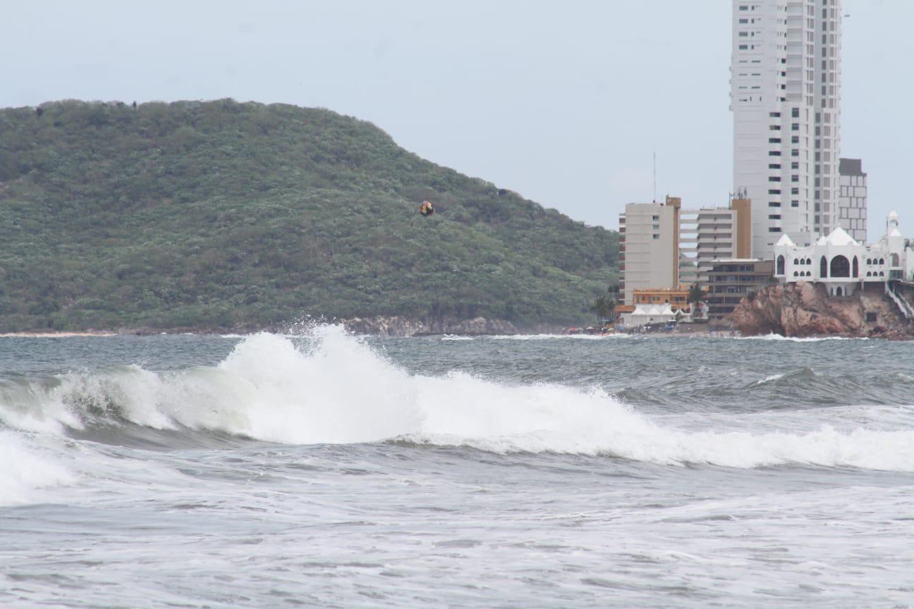 $!El oleaje en Mazatlán se vuelve un atractivo turístico