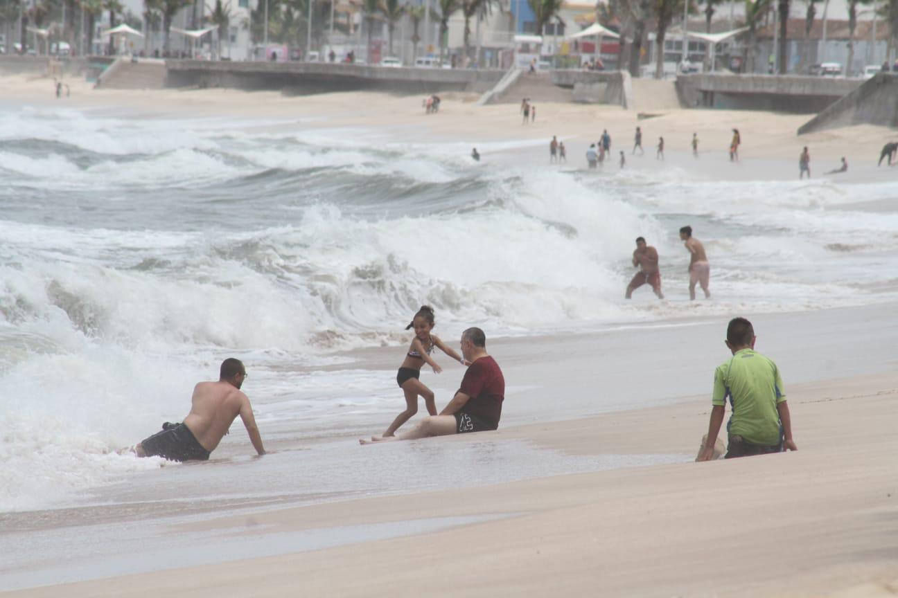 $!El oleaje en Mazatlán se vuelve un atractivo turístico