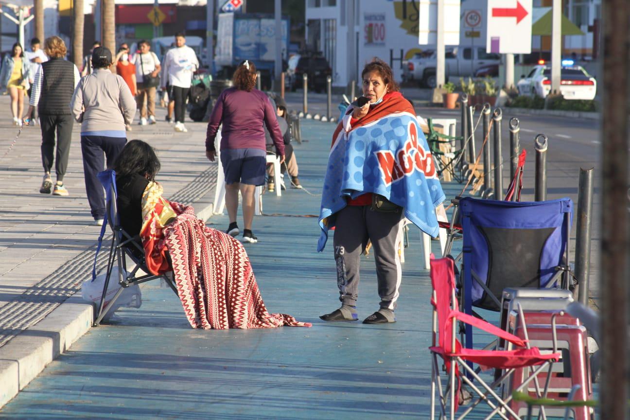 $!Cientos de personas ya apartan lugar en el malecón para desfile del Carnaval de Mazatlán