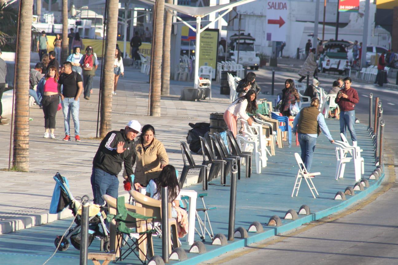 $!Cientos de personas ya apartan lugar en el malecón para desfile del Carnaval de Mazatlán