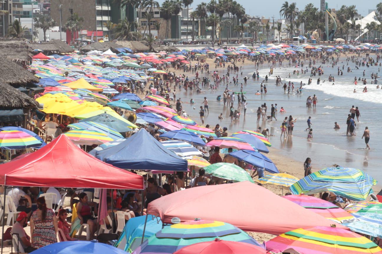 $!Playas de Mazatlán, con gran afluencia de bañistas