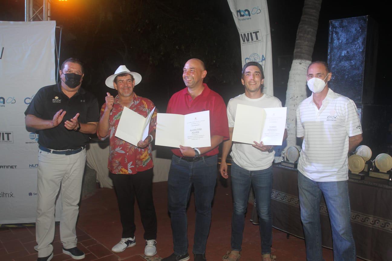 $!José Velazco y Mar Covarrubias, de El Cid, entregan el certificado por un automóvil a los que realizaron hole in one en la justa, Armando Medina (California), Álvaro Peña (Saltillo) y Ricardo Hernández (Los Mochis).