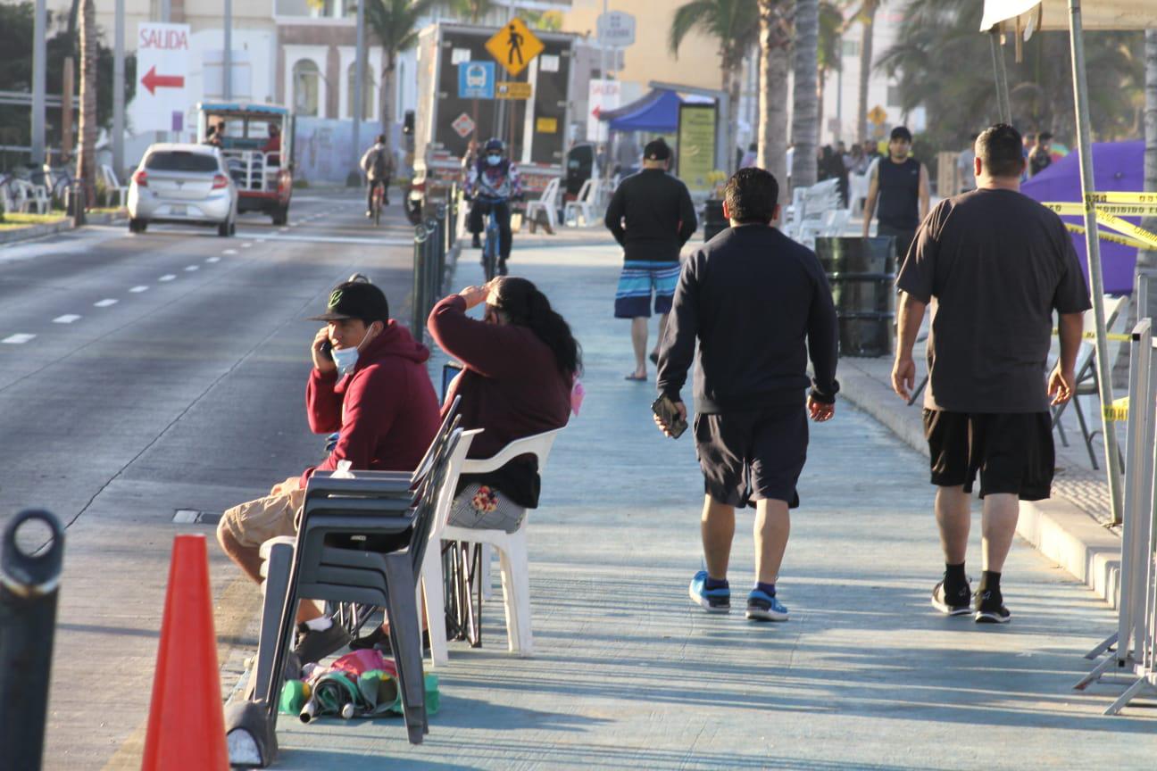 $!Cientos de personas ya apartan lugar en el malecón para desfile del Carnaval de Mazatlán