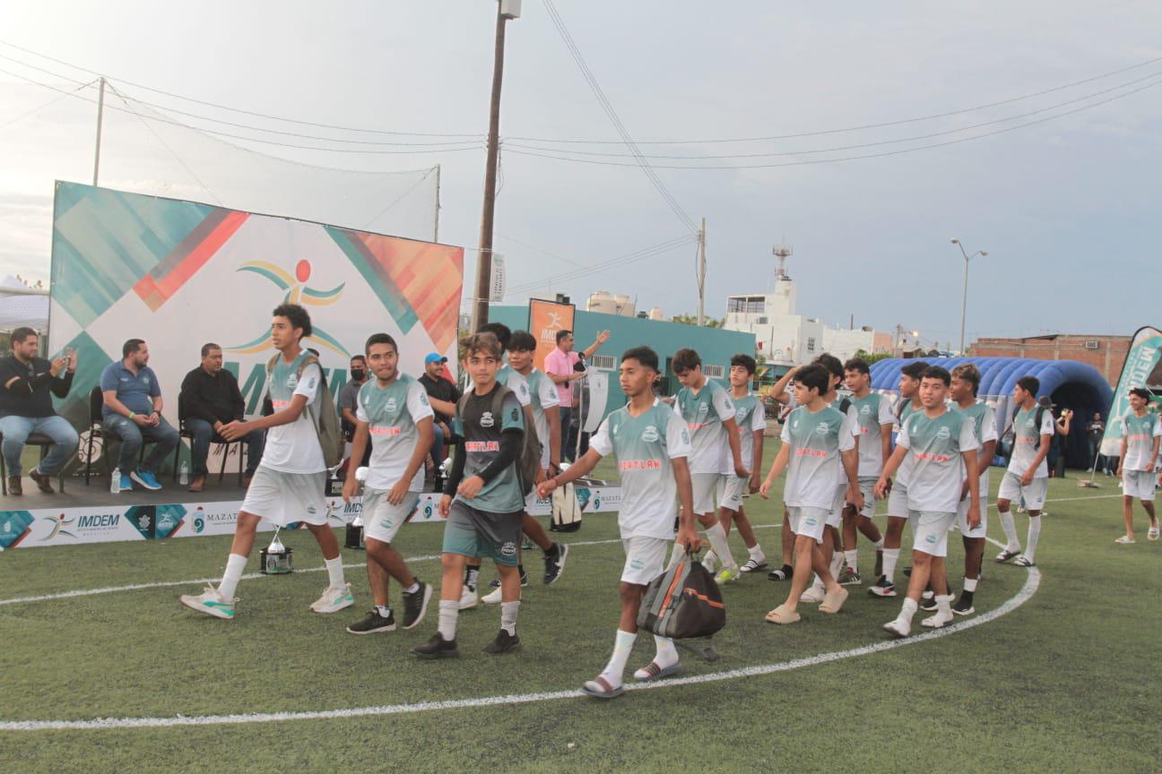 $!Futbolistas sinaloenses inauguran Torneo Estatal Juvenil, en Mazatlán