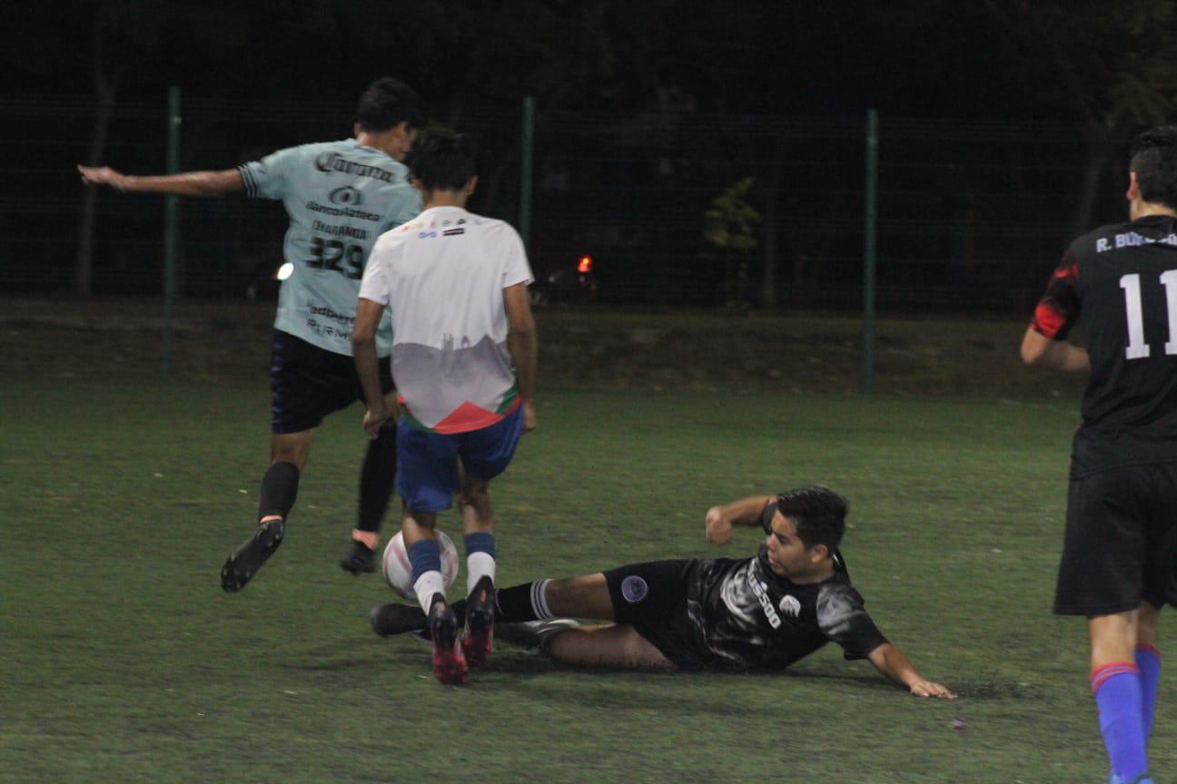 $!Canizález FC somete a Academia Toros Mazatlán en la Liga Juvenil C