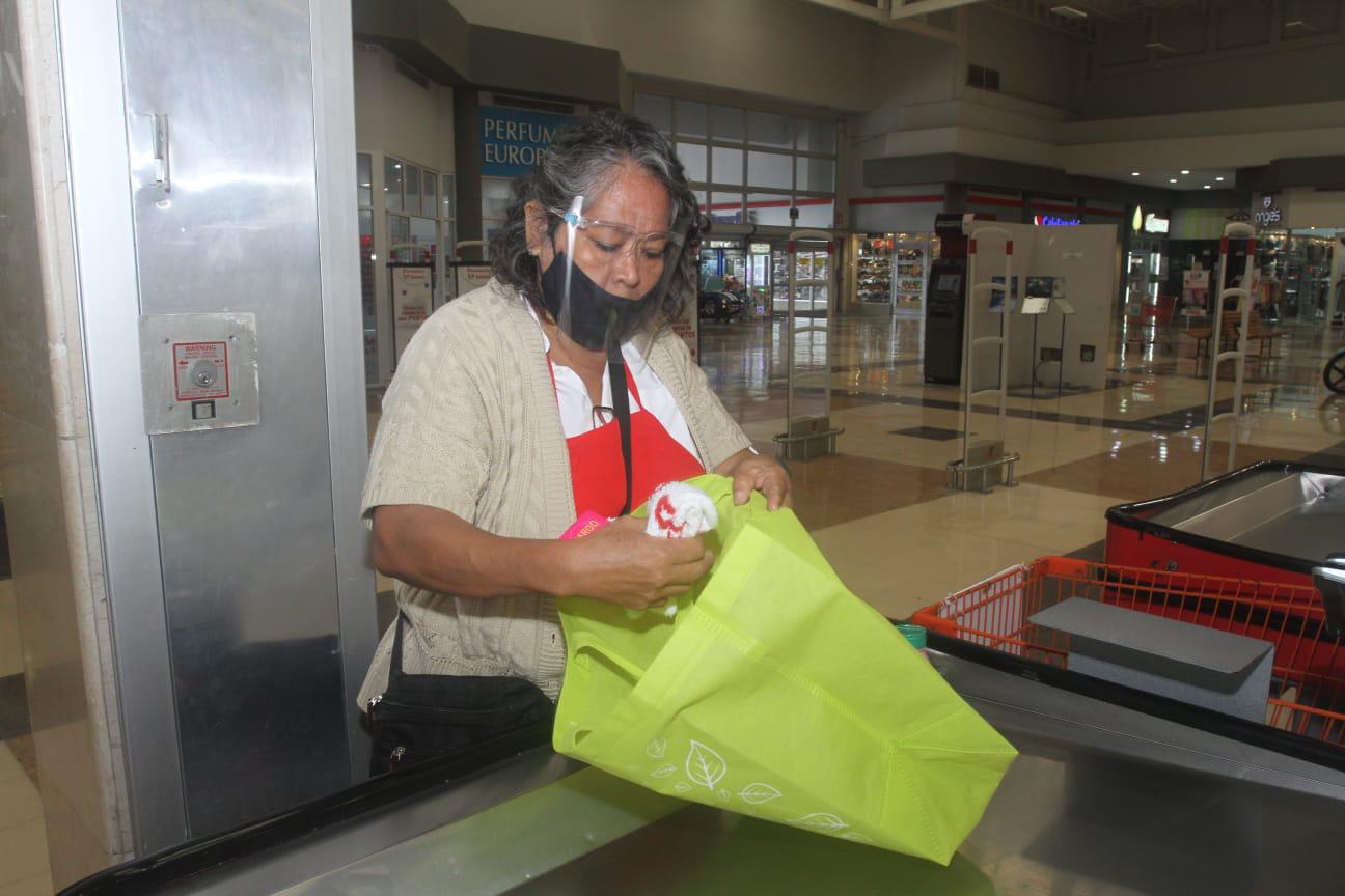 $!Poco a poco, adultos mayores regresan a trabajar como paqueteros en Mazatlán