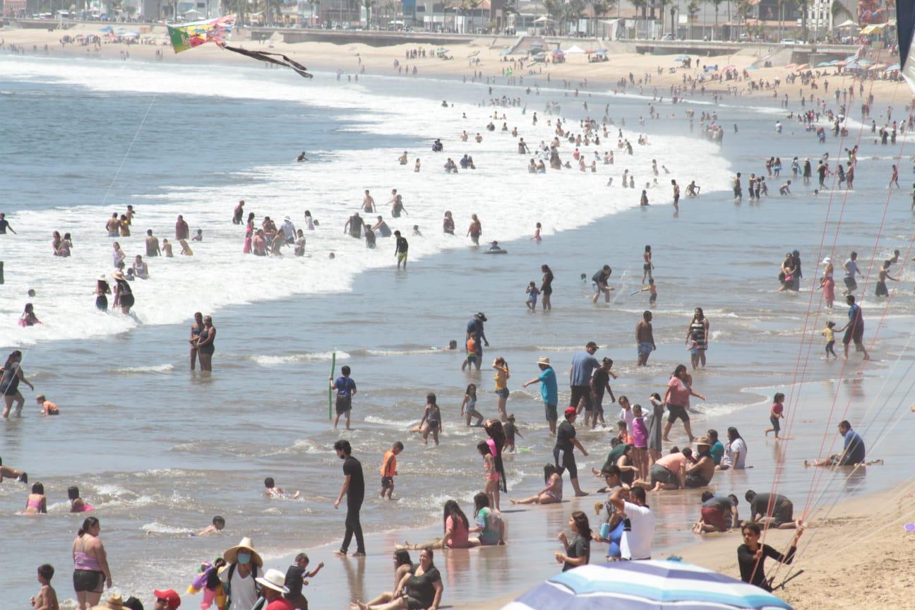 $!Playas de Mazatlán, con gran afluencia de bañistas