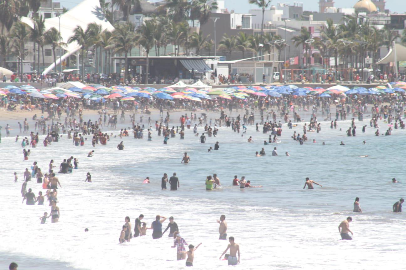 $!Playas de Mazatlán, con gran afluencia de bañistas