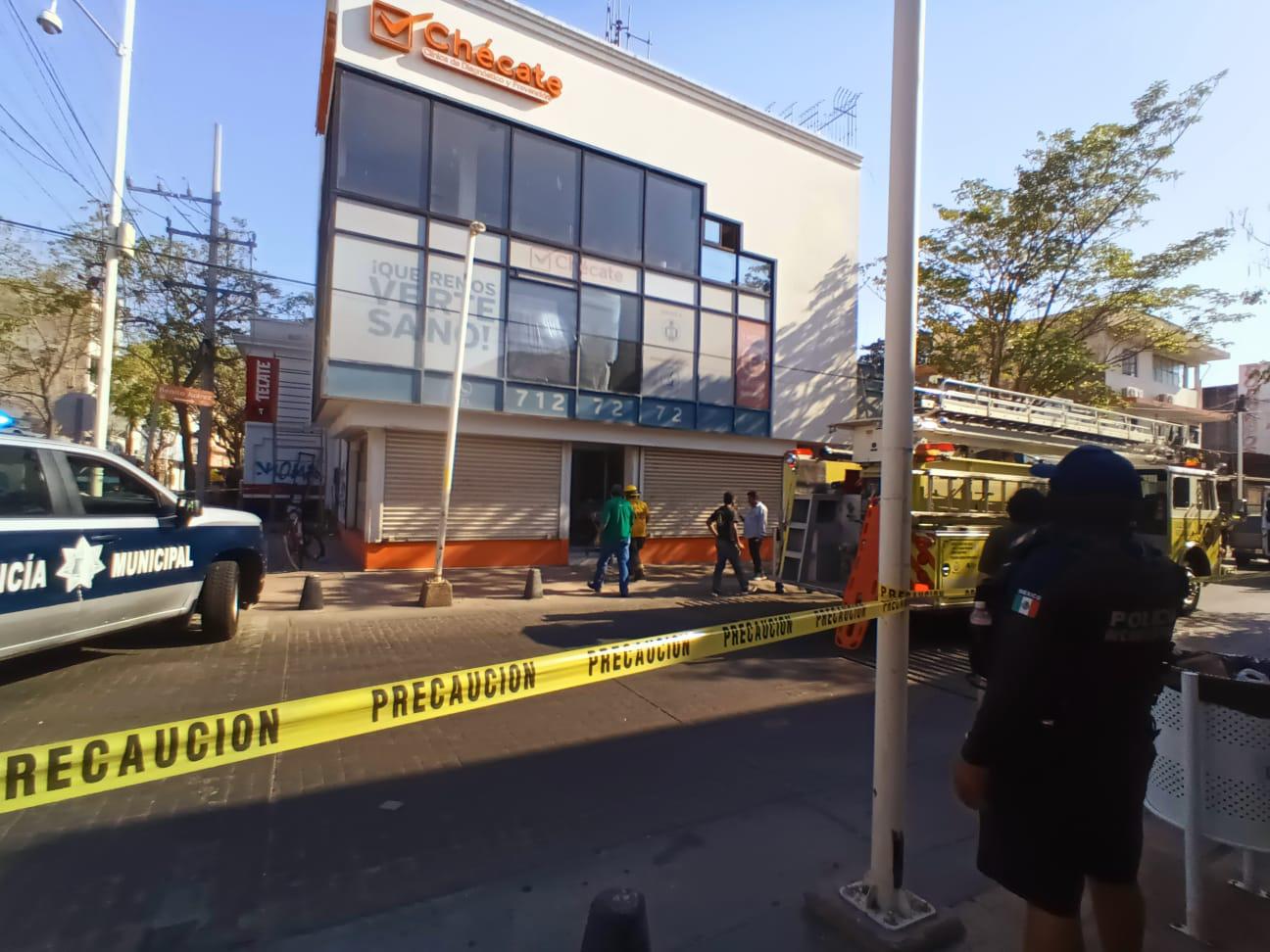 $!Soldador en un edificio en el Centro de Culiacán termina electrocutado