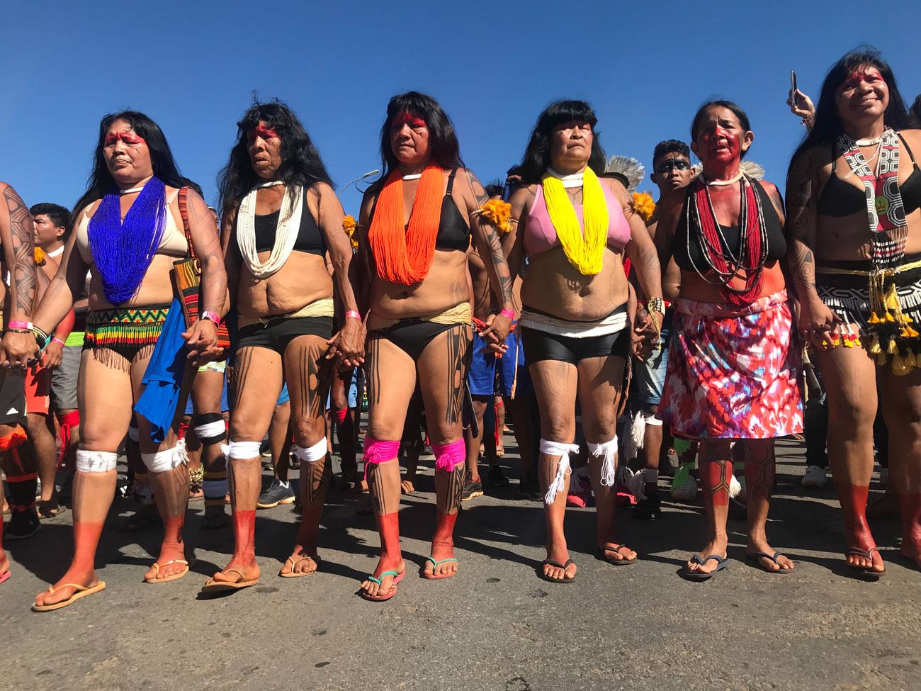 $!Mujeres indígenas marchan hacia el Congreso Nacional de Brasil durante el Campamento Tierra Libre en Brasilia el 26 de abril de 2019.