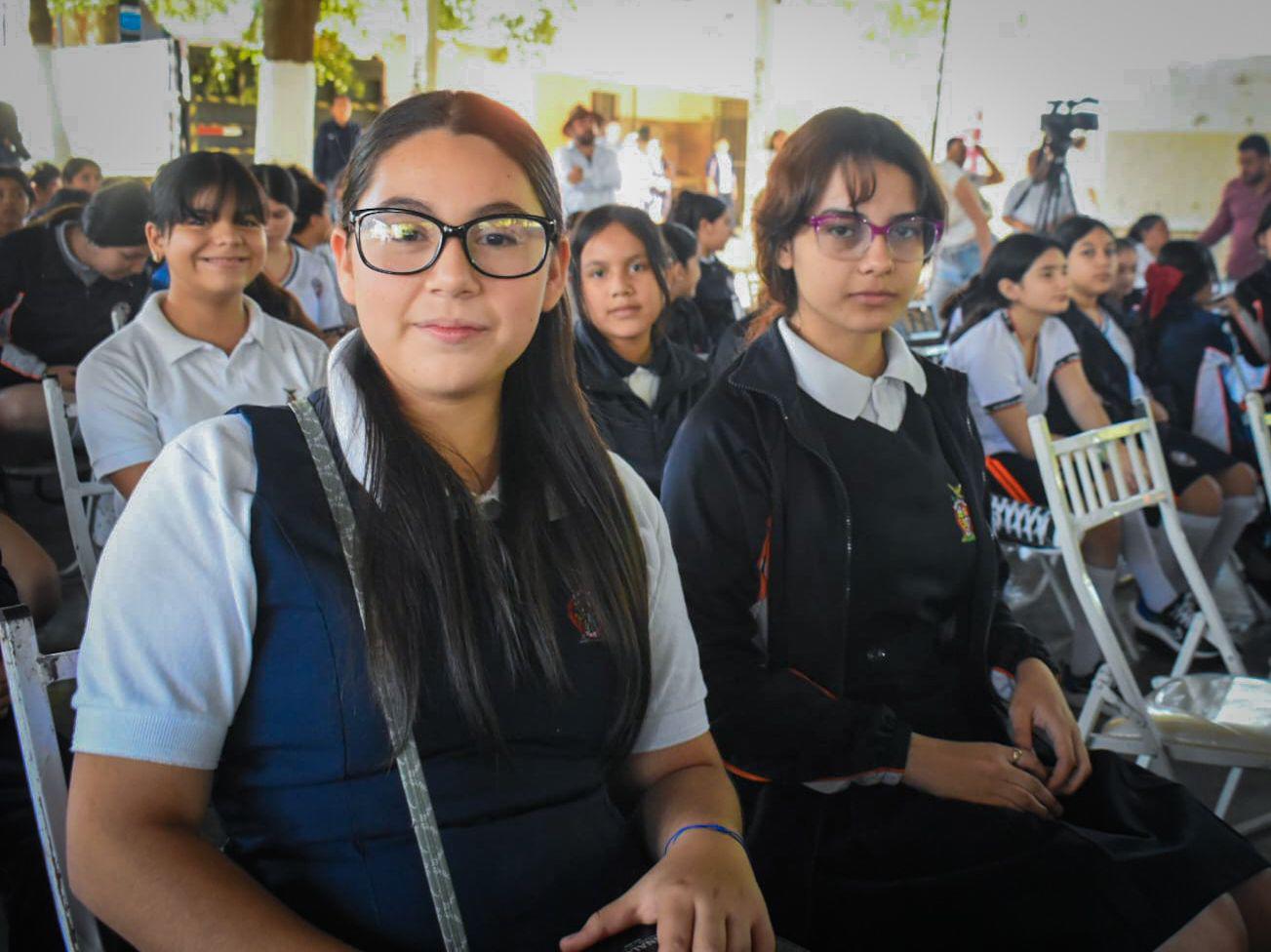 $!Niñas y niños de secundaria de Culiacán reciben lentes de aumento