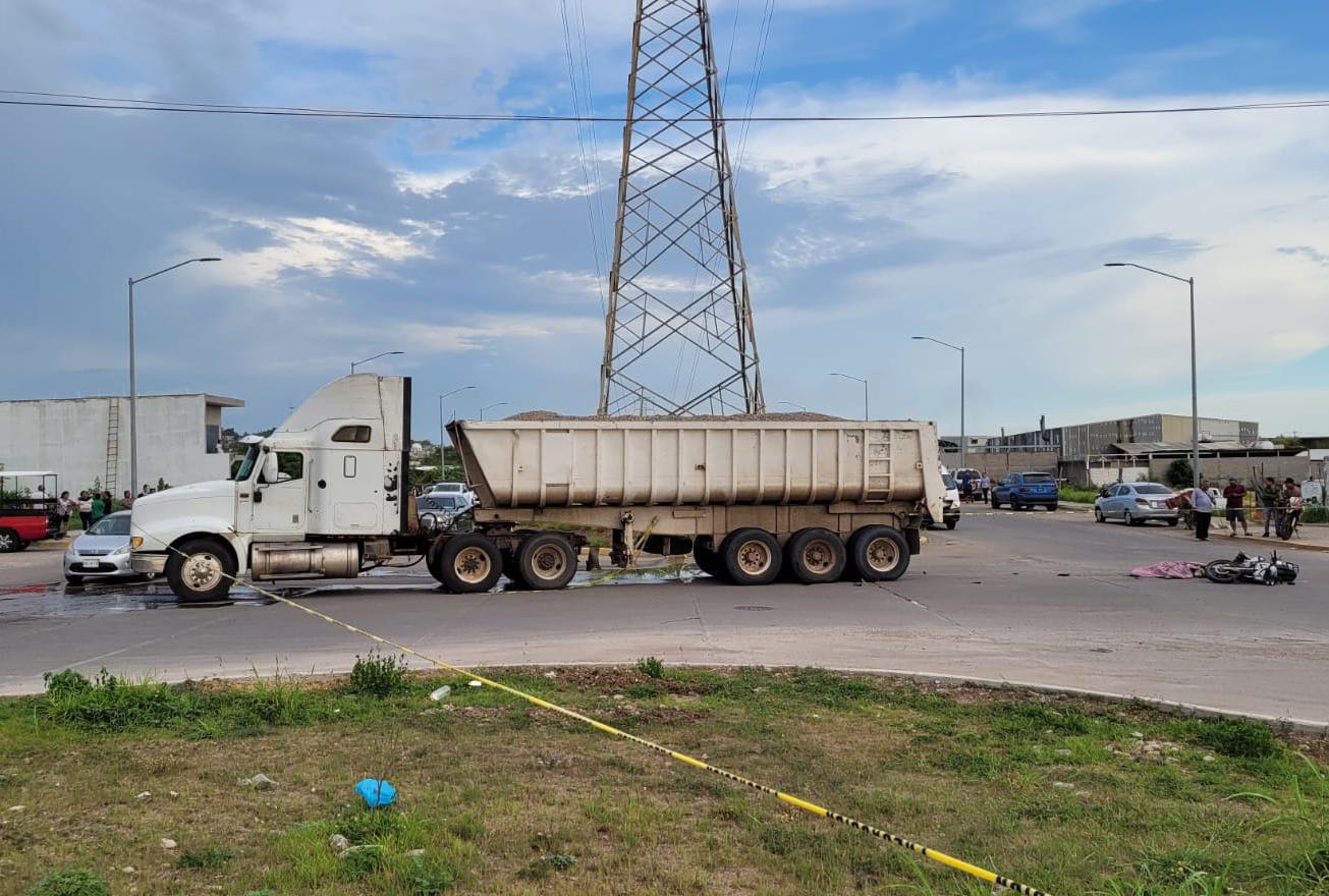 $!Motociclista pierde la vida tras impactarse contra una góndola en Mazatlán